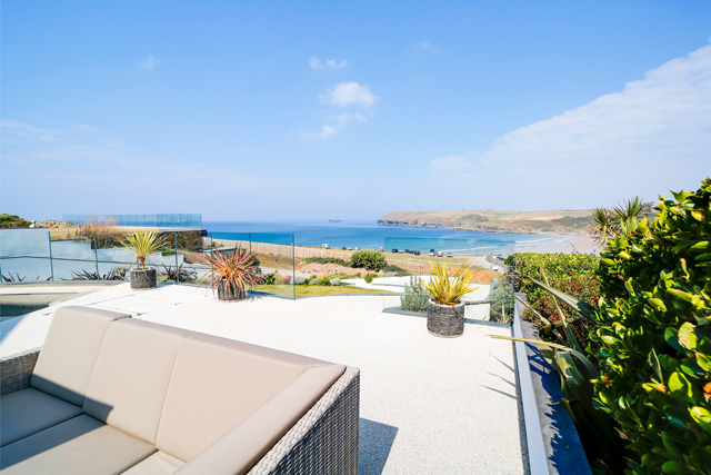 Outdoor dining area at Megizzy, Polzeath